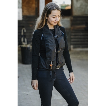Cavalier équipé du gilet airbag Equithème AIR2 pour une sécurité renforcée.